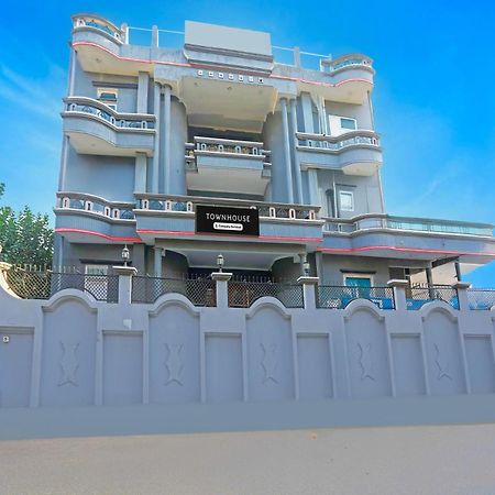 Super Townhouse Vijay Khand Gomti Nagar Lucknow Buitenkant foto