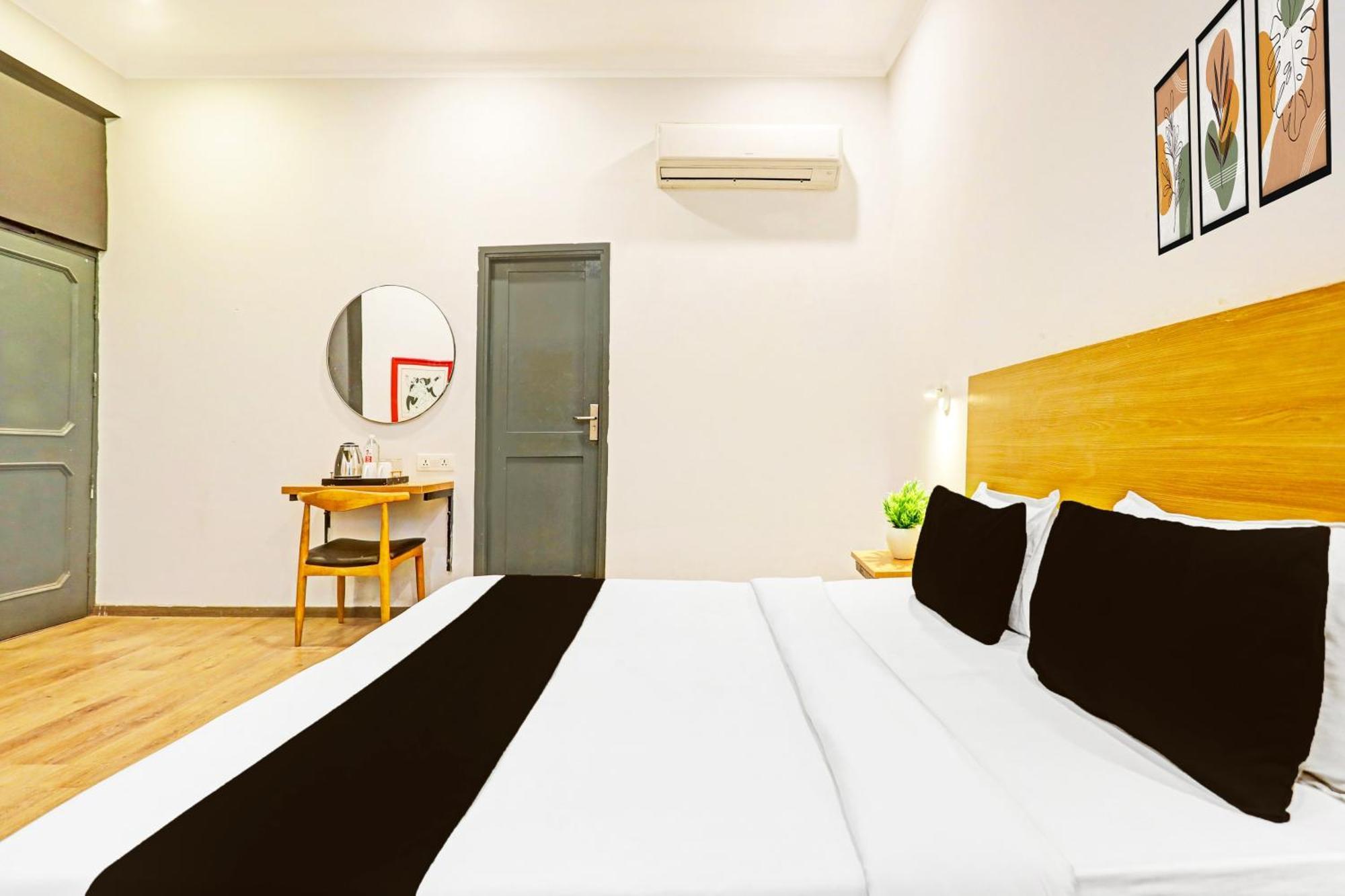 Super Townhouse Vijay Khand Gomti Nagar Lucknow Buitenkant foto